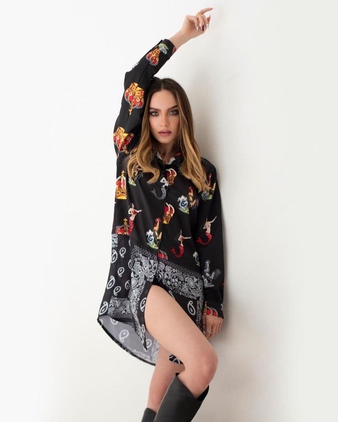 A lo largo de su carrera, Belinda se ha caracterizado por ser una artista camaleónica, por lo que ahora, la cantante atrajo miradas al deshacerse de su melena rubia y lucir un radical cambio de look durante la celebración del cumpleaños de su mamá.