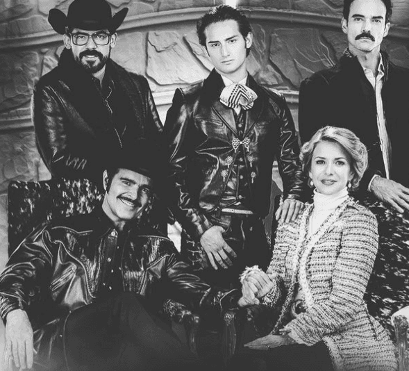 Pero Fox no solo interpretará a la esposa del protagonista, sino que también será la madre de sus tres hijos, los cuales serán encarnados por Emilio Osorio, Iván Arana y Jesús Moré.