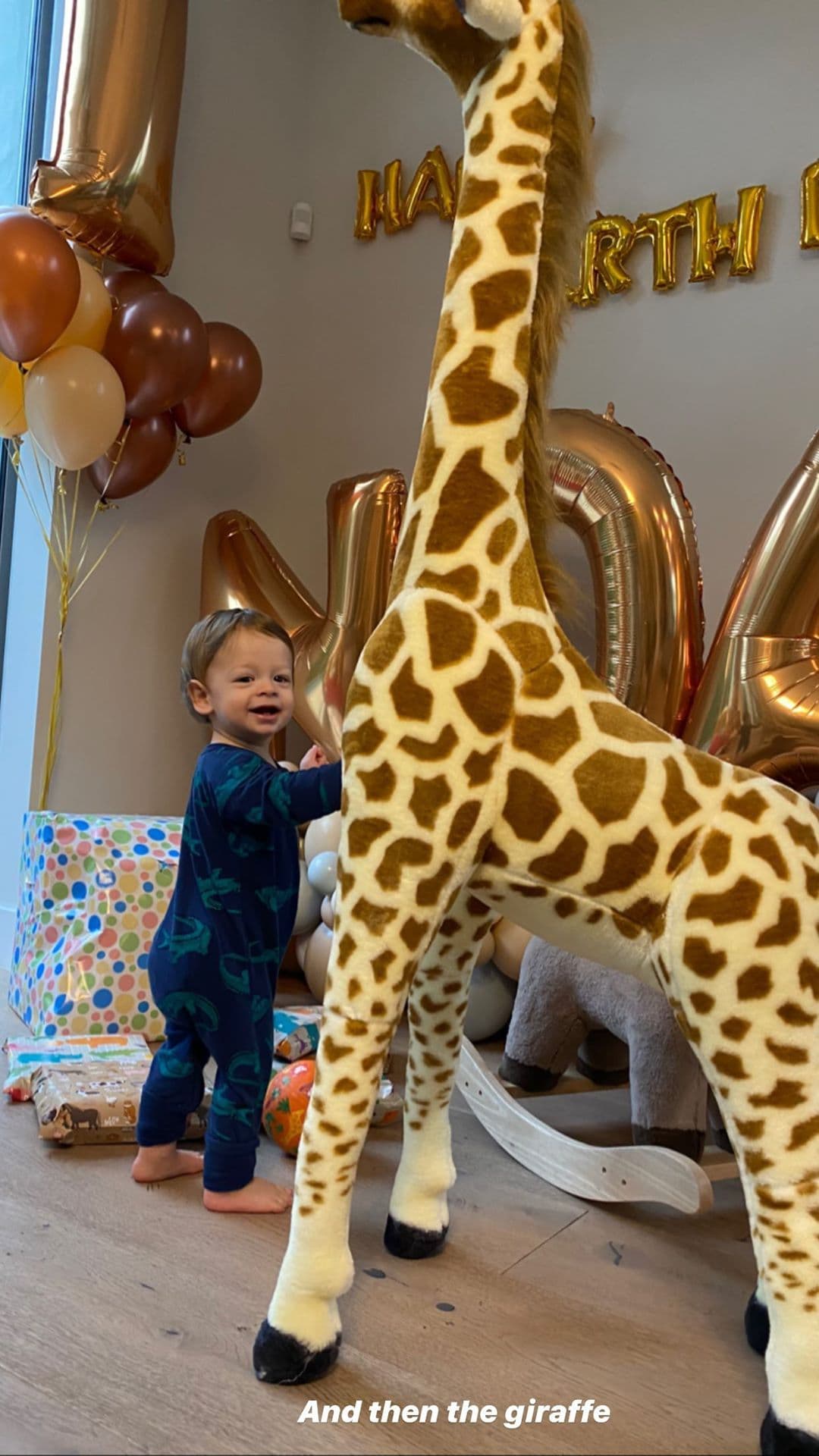 Quien también compartió algunos detalles de la íntima celebración fue Javier Hernández, pues a través de sus historias de Instagram mostró algunas imágenes del festejo.