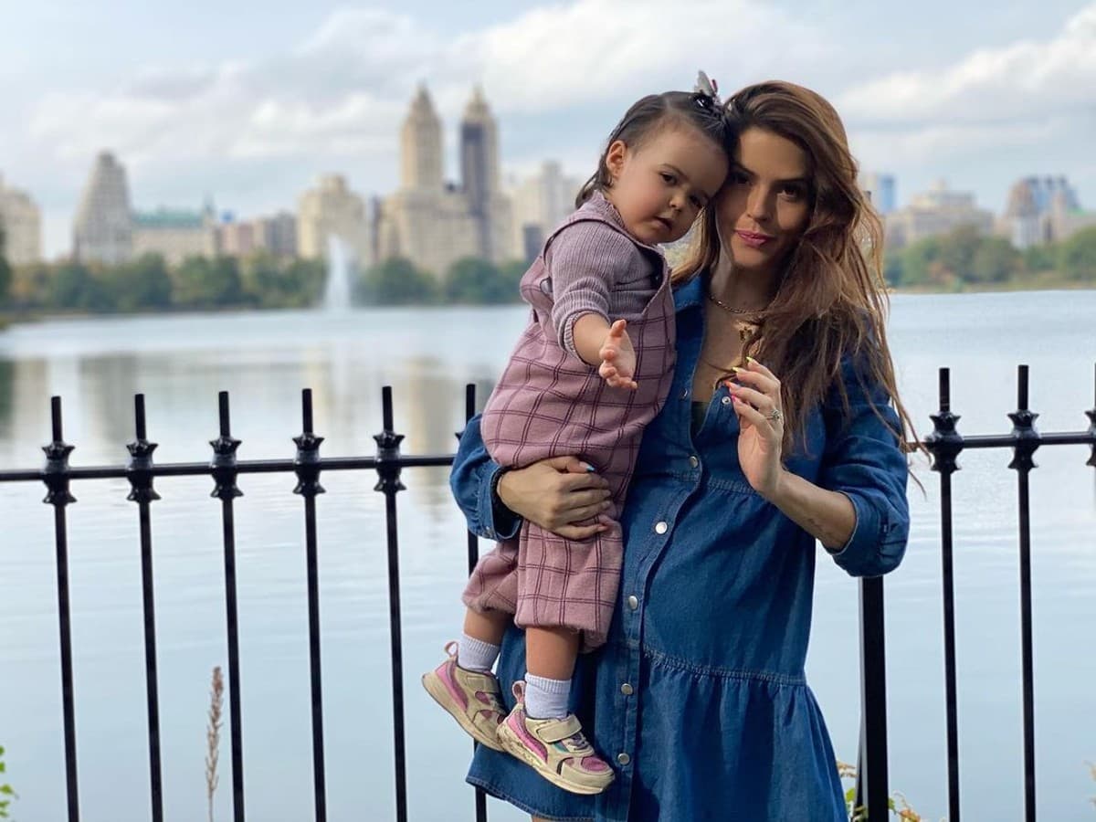 En la recta final de su embarazo, Claudia Álvarez enamora con tiernas fotos navideñas