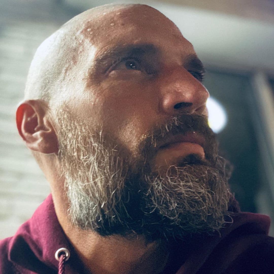 Julián Gil sorprende con radical cambio de look: “El miedo me dejó sin pelo”