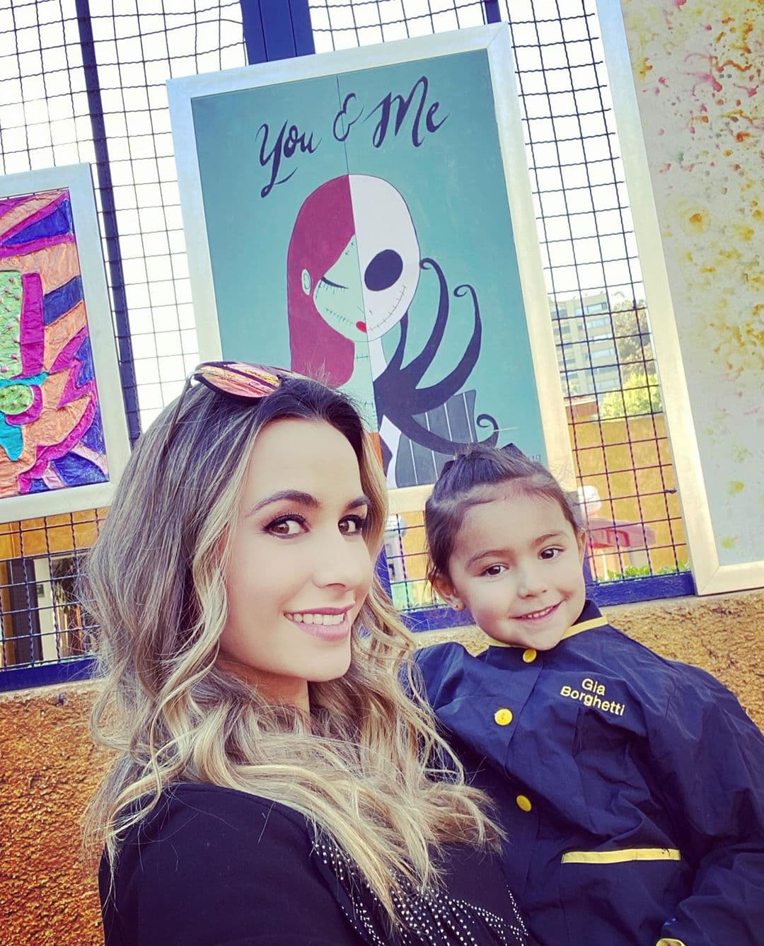 Ante la sorpresa que el parecido entre madre e hija causó entre sus 1.5 millones de seguidores, Odalys Ramírez reaccionó con frases como: “¡Ya sé! (Gia) es muy parecida” y “Nos parecemos mucho”.