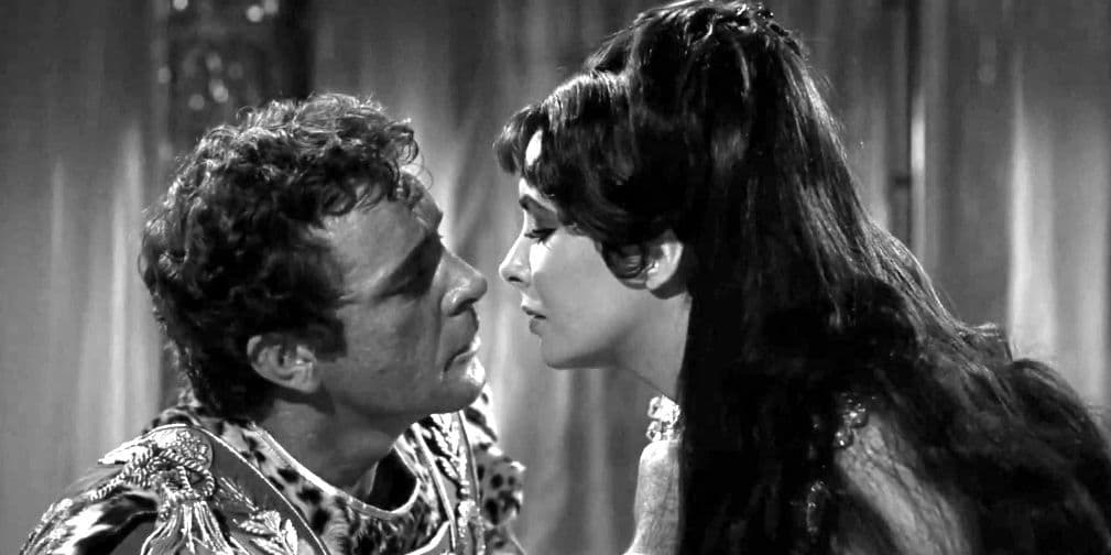 1. Elizabeth Taylor y Richard Burton: Fue un amor ostentoso y controversial, recordado por la prensa rosa.