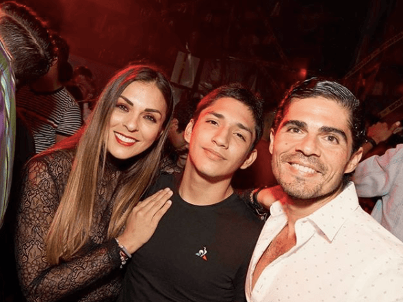 Asimismo, el adolescente, al parecer, lleva una buena relación con Roberto Veytia, actual pareja de Rivera y quien es el padre de su hermanita Luciana.