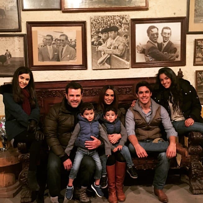 La siguiente vez fue en diciembre de 2017, cuando todos los miembros de la familia posaron en una emotiva postal. Aquella ocasión, las seguidoras del esposo de Biby Gaytán aseguraron que la sonrisa la había heredado de su padre.