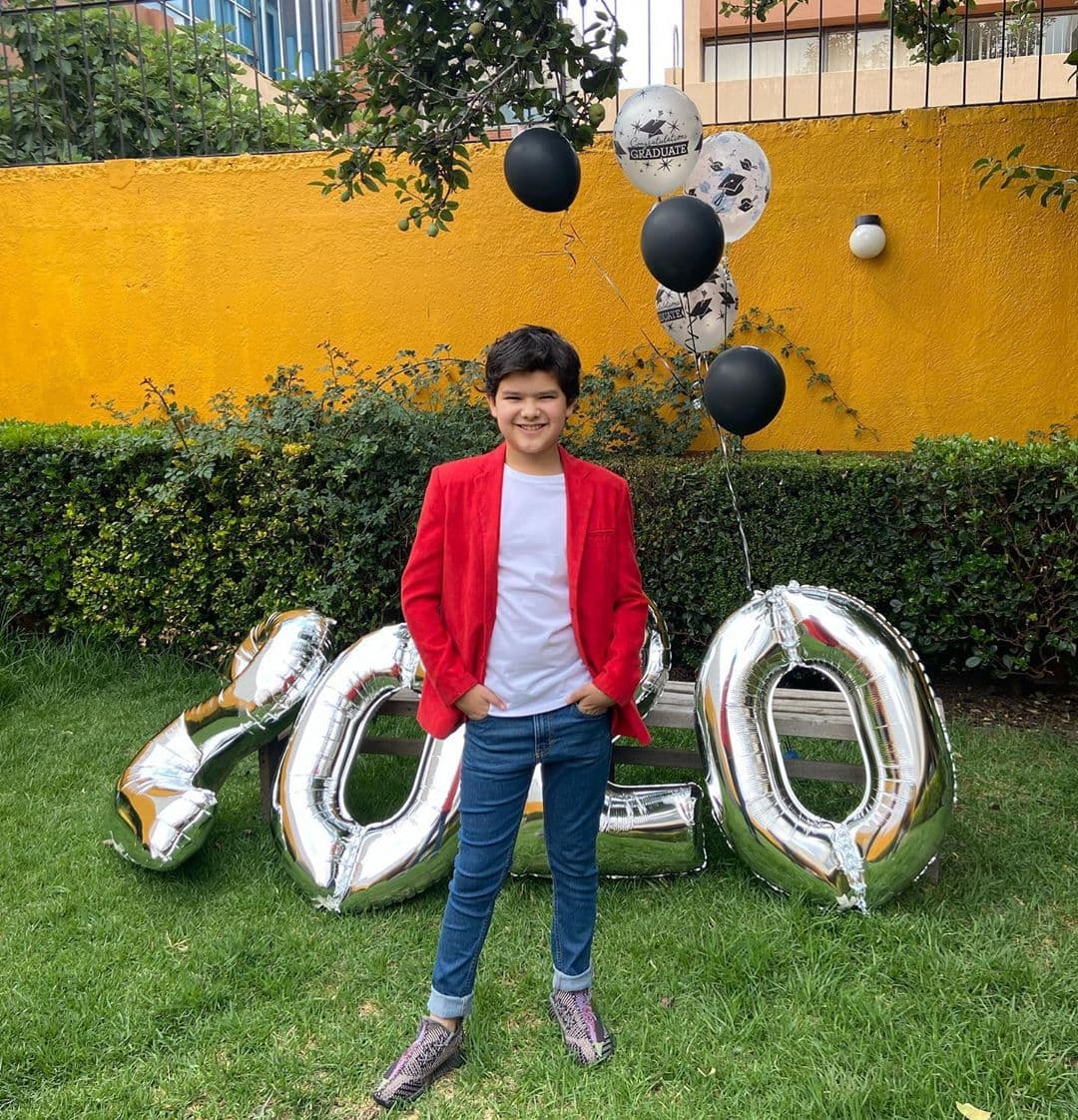“Graduación en casa. Clase 2020”, precisó el hoy adolescente, recibiendo cientos de mensajes, en los que sus seguidores lo felicitaron, le pidieron que siguiera alcanzado sus sueños; pero sobre todo destacaron lo grande y cambiando que luce.