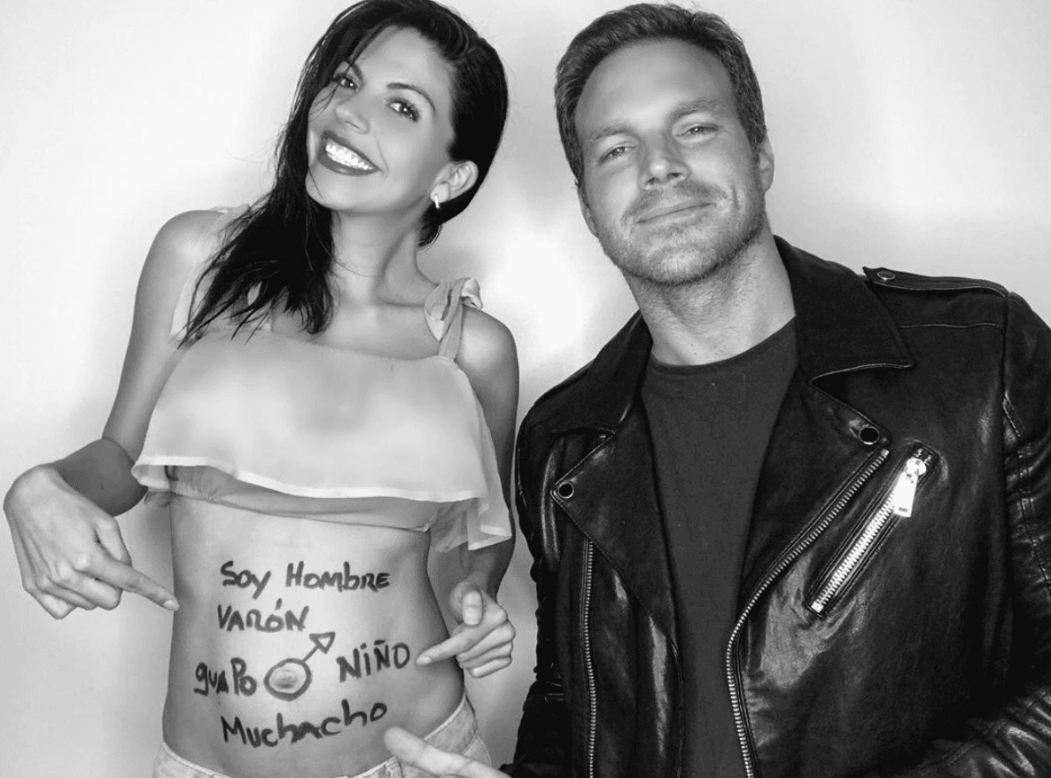 África Zavala muestra el primer ultrasonido de su bebé