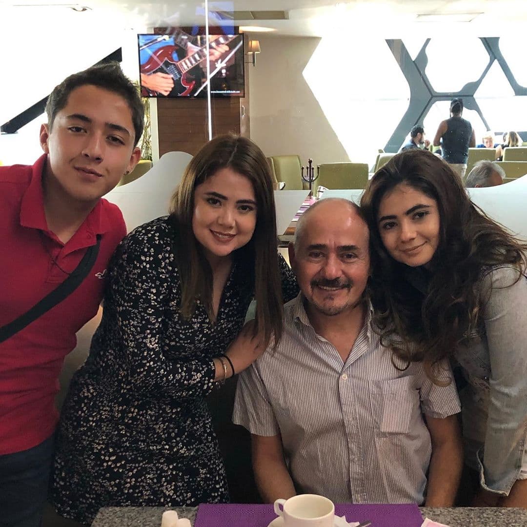 El joven estudia una ingeniería y a diferencia de sus hermanas, prefiere mantener su perfil personal de Instagram privado.