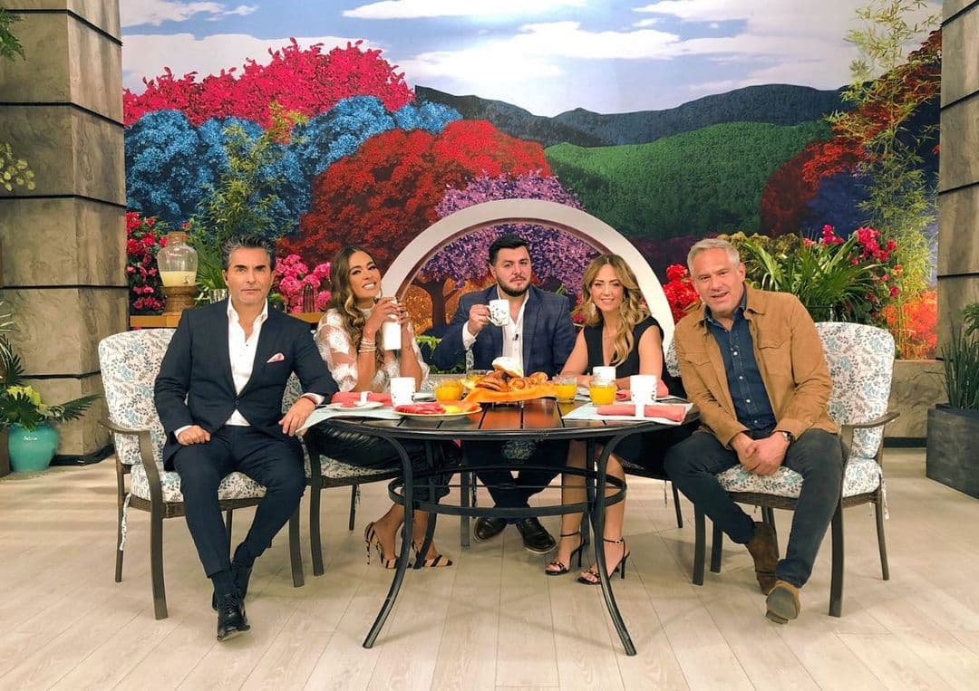 Galilea Montijo impacta al recrear su boda en su aniversario y hasta Paul Stanley se compromete