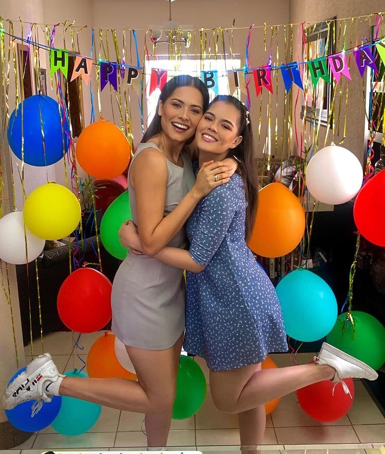 Mariana es dos años menor que la actual Miss Universo, quien en repetidas ocasiones ha presumido a la joven en su cuenta de Instagram. Hace casi un año, la modelo le dedicó un emotivo mensaje por su cumpleaños. “Felices 24 a mi compañera de vida. Te adoro”, destacó.