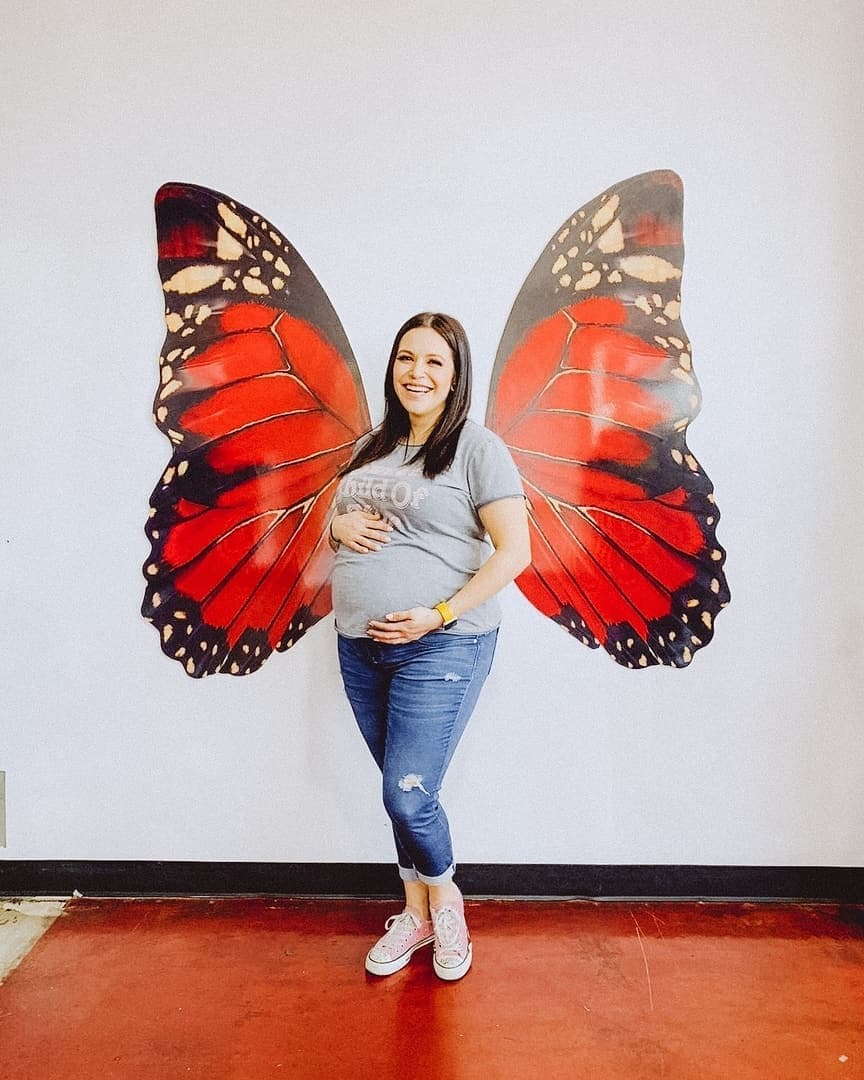 Jacqie Rivera, hija de Jenni Rivera, afirmó que está tratando de mantener una actitud positiva y que confía en que Dios lo tiene todo bajo control ante la pandemia de coronavirus. “También tenemos que hacer nuestras partes porque nuestro sistema inmune es más bajo de lo habitual cuando estamos embarazadas”, indicó en Instagram. En septiembre pasado, Jacqie confesó en un video de YouTube que estaba embarazada de su esposo Mike Campos.