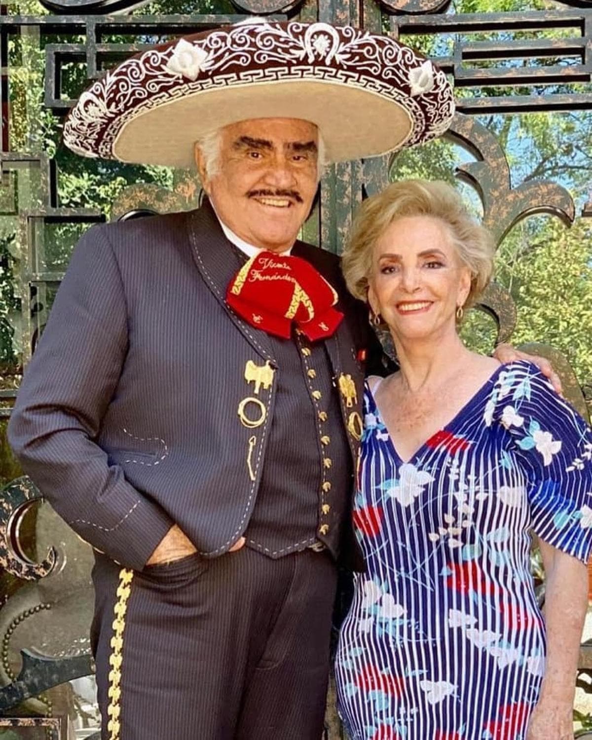 Al borde de las lágrimas, Doña Cuquita rompe el silencio antes del entierro de Vicente Fernández