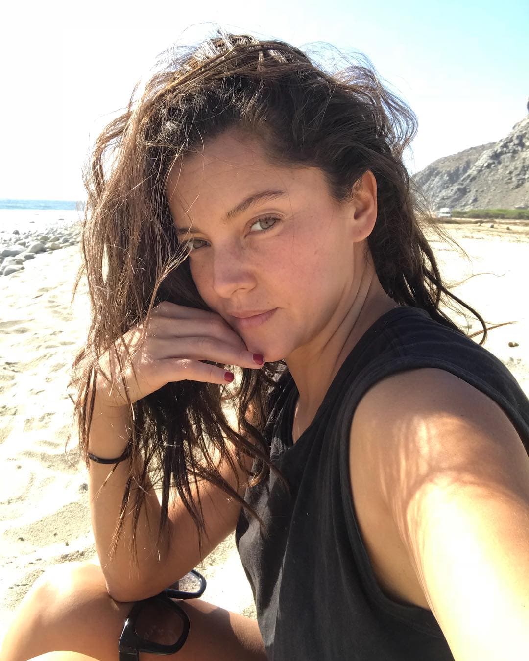 Sara Maldonado deja atrás la polémica con su exnovio y sorprende con foto en traje de baño