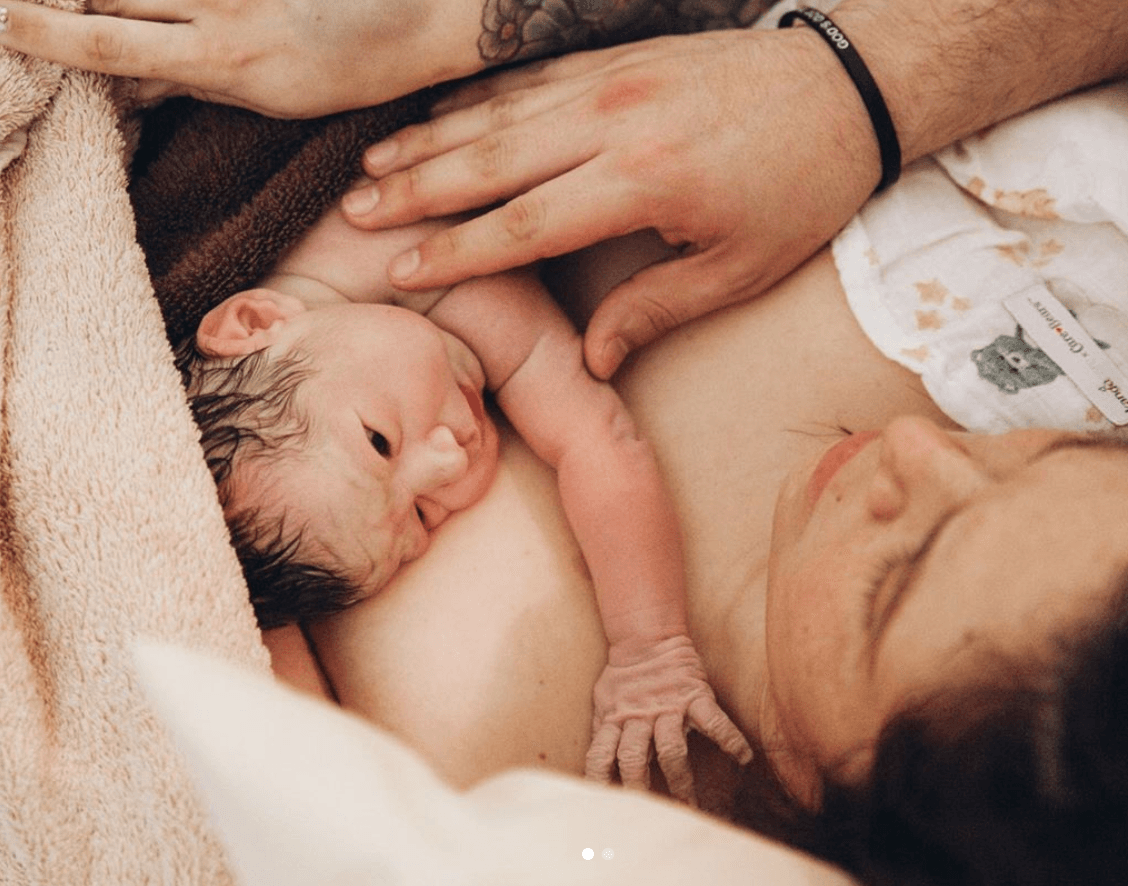 A un mes de haber dado a luz, Jacqie Rivera comparte video de su parto en casa