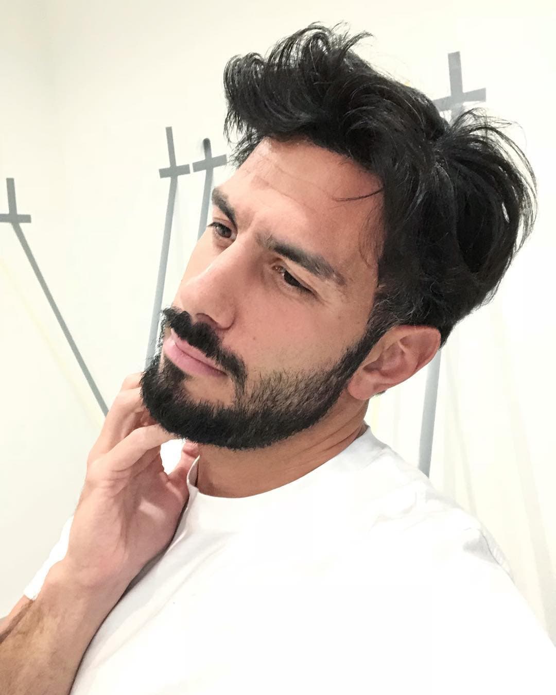 Es un pintor establecido que ha participado en un gran número de ferias y exposiciones colectivas y en exposiciones individuales.