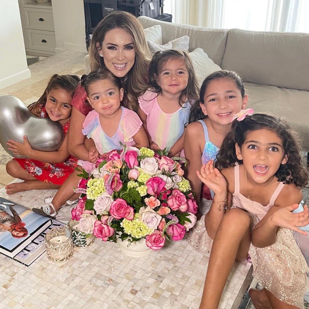 Hija de Jacky Bracamontes conmueve al dedicarle mensaje a su hermanito fallecido en ofrenda de Día de Muertos