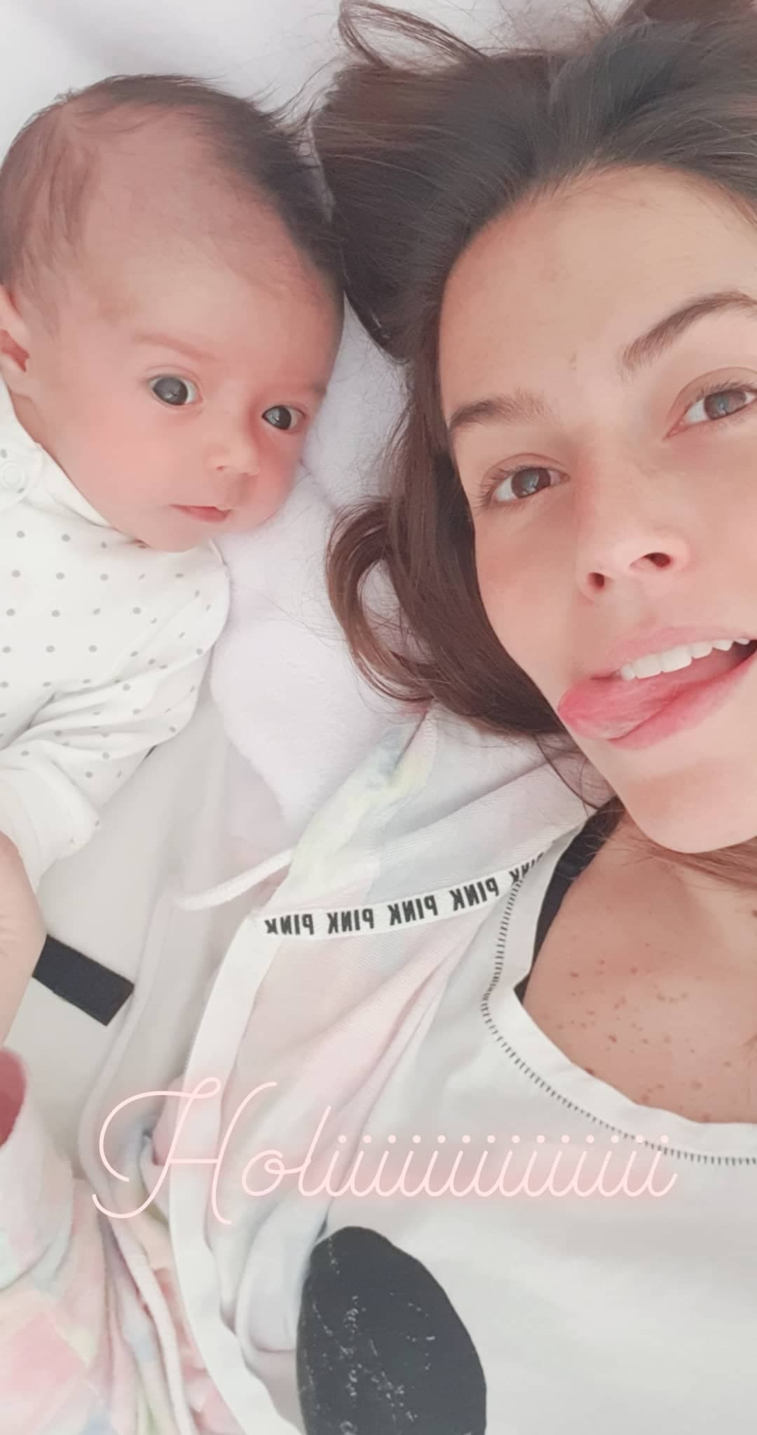 Claudia Álvarez muestra la peculiar forma cómo logra dormir a su hija Kira