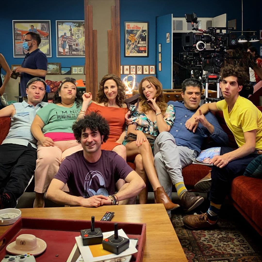 Michelle Rodríguez, quien da vida a 'Toña' compartió esta imagen en redes sociales al iniciar las grabaciones de los nuevos capítulos de '40 y 20' en agosto, feliz de compartir con el elenco y estar juntos de nuevo, ya que son como una gran familia.