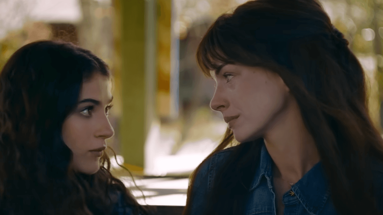 Anne Hathaway y Ella Rubin en 'The Idea of You'.