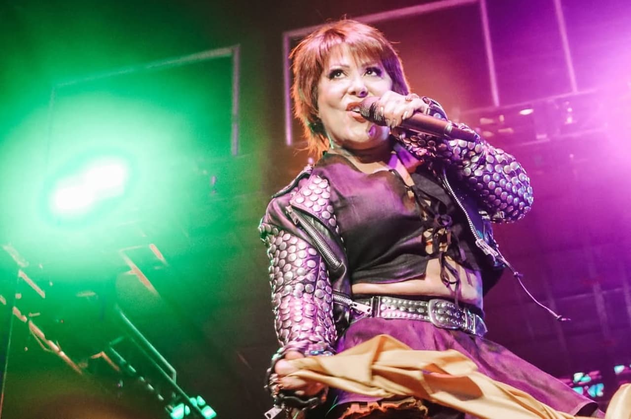 Alejandra Guzmán reaparece desde el hospital tras dislocarse la cadera en pleno concierto; revela su actual estado de salud
