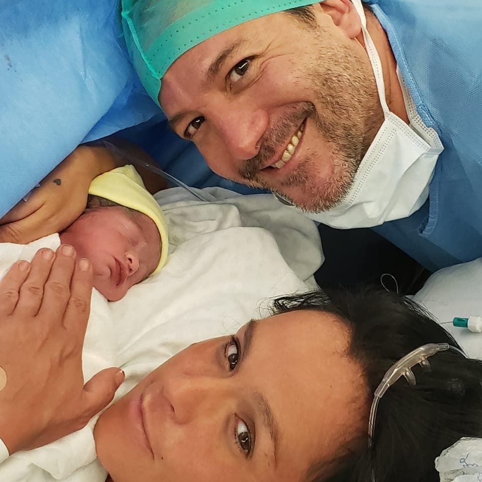 Aunque Silvia Pinal y Enrique Guzmán ya habían debutado como abuelos con el nacimiento de Frida Sofía y Giordana, hijas de Alejandra Guzmán y Luis Enrique Guzmán, Apolo se convirtió en su primer nieto varón.