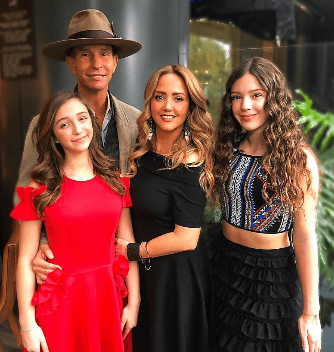 Las dos hijas de la pareja han demostrado que el talento lo llevan en las venas y ellos constantemente las apoyan en su sueño de dedicarse al mundo del entretenimiento.