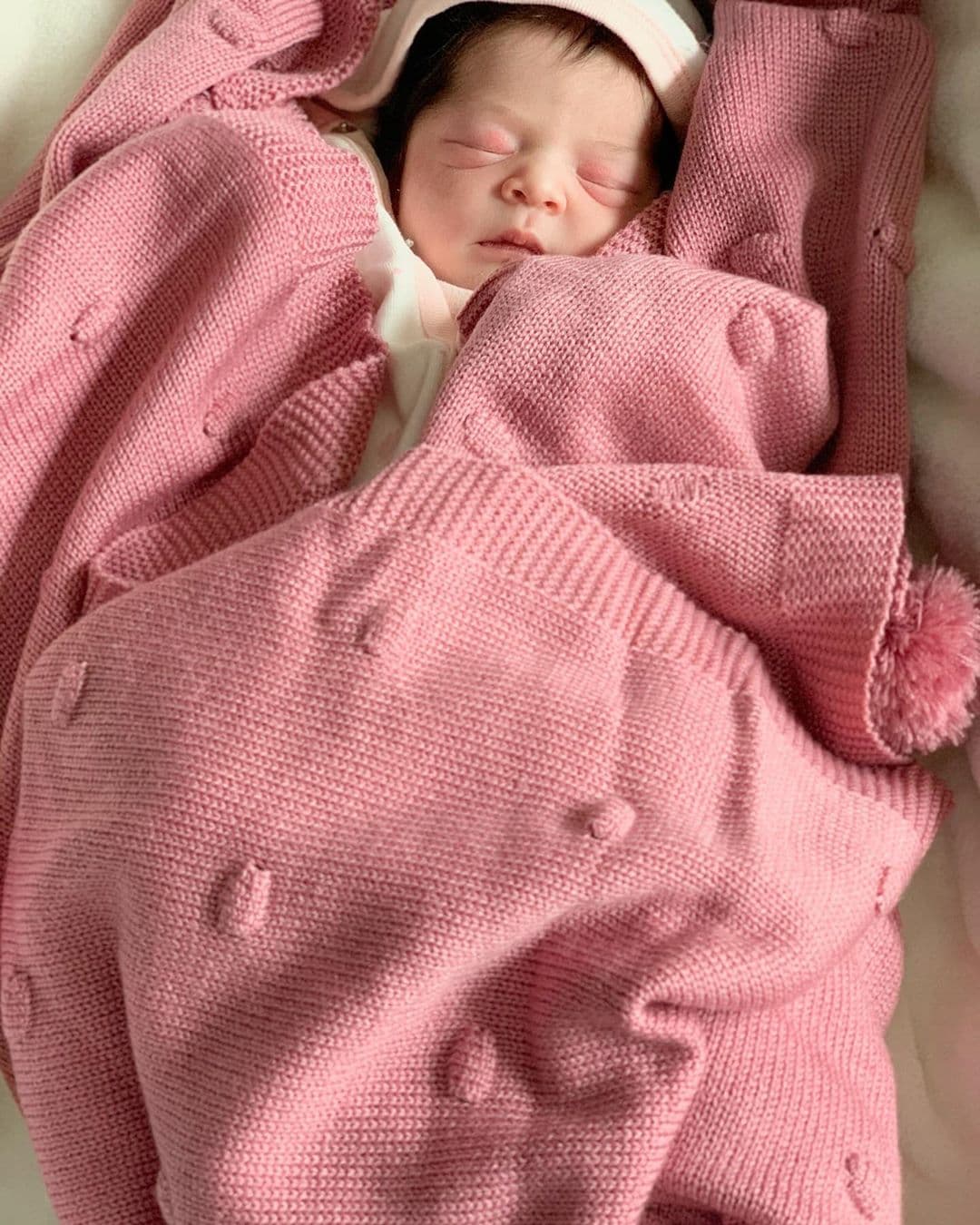 Sin embargo, la noticia también vino acompañada de las primeras fotografías de la bebé, a quien mostró envuelta en un edredón rosa. “Les presento a mi segundo gran amor, hoy a mis 35años llegó Luciana y no puedo estar más agradecida con Dios... Gracias @edugsicilia, quien mes con mes llevó mi embarazo un parto muy rápido, gracias a mi familia, amigos por estar siempre preguntándome cómo iba la panza, gracias Dios por traer a este mundo a mi hija llena de salud, en un hogar lleno de amor, @bobbyveytia te amo incondicionalmente! Tenemos un pedacito de ser humanos en nuestra manos para que tenga una hermosa vida..... te amo LUCIANA”, sentenció.