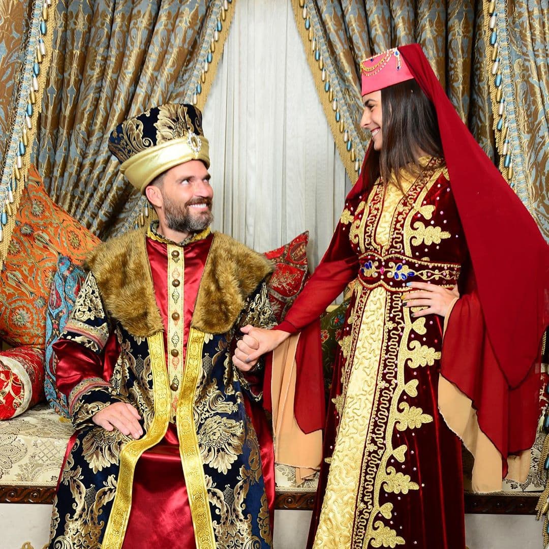 A través de sus redes sociales oficiales, el actor compartió una serie de fotografías donde posa como un verdadero sultán al lado de su bella novia, quien al igual que él utiliza un atuendo similar.