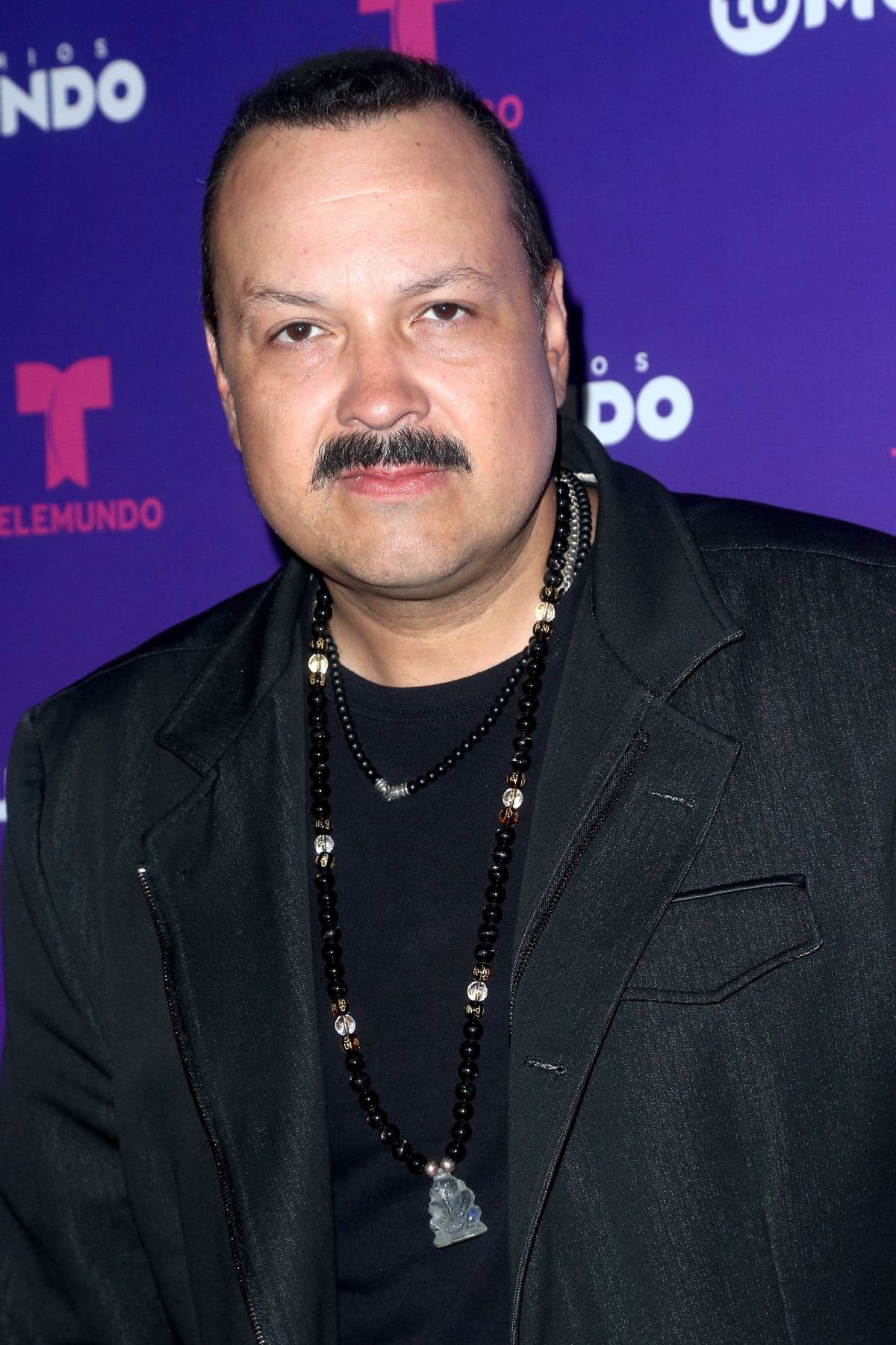 Pepe Aguilar muestra la lujosa vida de su perrito 'Gordo'