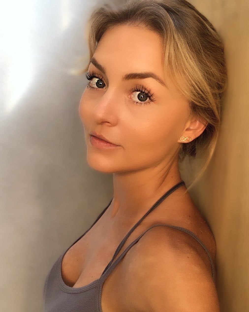 Mientras dejaba verse al natural, Angelique Boyer compartió por primera vez con sus 12.4 millones de seguidores uno de sus secretos de belleza y por el cual siempre luce radiante.
