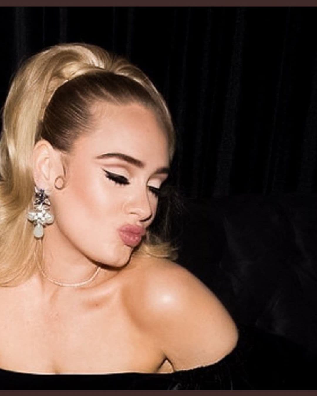 Adele presumió cuánto ha bajado de peso en una boda que ella ofició