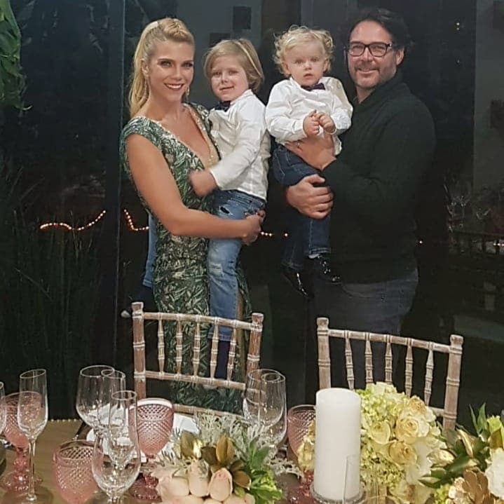 Fruto de su matrimonio, Rodrigo Mejía y Gaby Crassus se convirtieron en padres de los pequeños Matías y Mauro. Y es que desde que contrajeron nupcias, la conductora destacó que su sueño era ser madre y que el actor también desea formar una familia.
