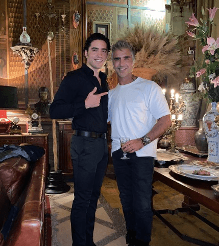Alex Fernández Jr. causa revuelo por una imagen donde él y su papá se besan en la boca