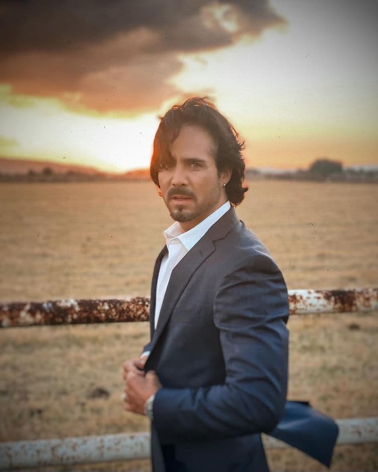 José Ron se alquila como chambelán para 15 años y recibe tremenda propuesta de modelo