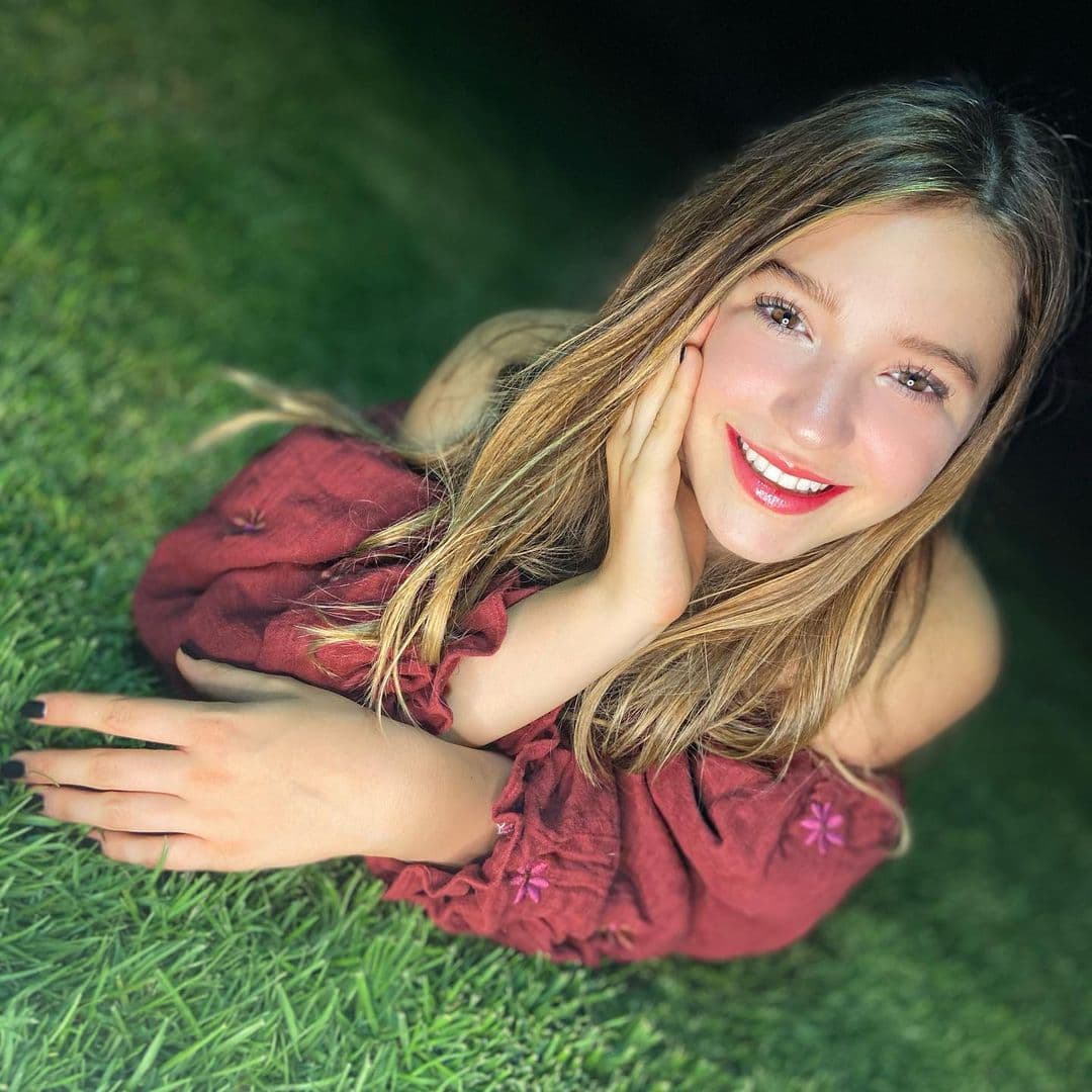 A través de su cuenta oficial de Instagram, la presentadora compartió fotos de cómo luce actualmente la adolescente y una de su infancia, las cuales acompañó con un conmovedor mensaje en el que señaló el profundo amor que siente por su primogénita y lo orgullosa que está de ella.