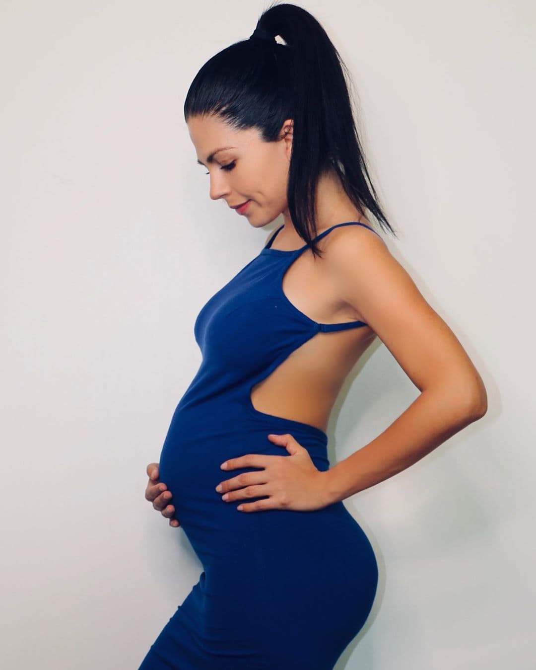 “León, ya estoy aprendiendo más cosas de ti, de las que seguro tú aprenderás de mí. Vienes para que aprenda el valor del amor incondicional y te doy gracias infinitas por elegirme como tu mamá (…) Mientras espero a mirar tu carita por primera vez, entiendo que mis sueños siempre fueron los suyos también, que cada logro que yo tenía era un mérito para ella, que se sentía tan plena y tan feliz como yo me sentía. Esa misma madre quiero ser yo para ti”, escribió.