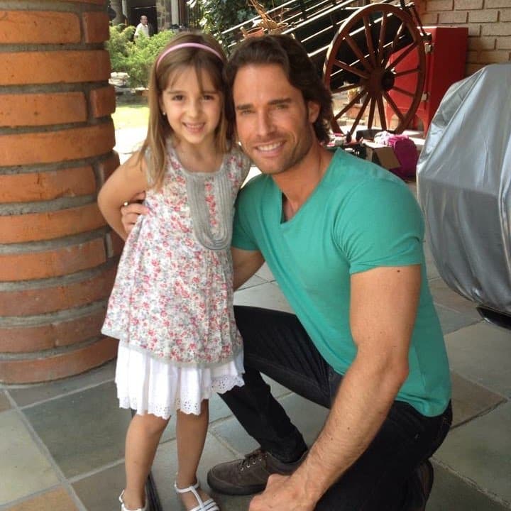 Hace siete años se estrenó una de las telenovelas más exitosas de la televisión: ‘Lo que la vida me robó’, la cual fue estelarizada por Angelique Boyer y Sebastián Rulli. Además de los protagónicos, los personajes infantiles se robaron el corazón del público, como fue el caso de la pequeña ‘Victoria’, hija de ‘Nadia’ la mejor amiga de ‘Montserrat’.