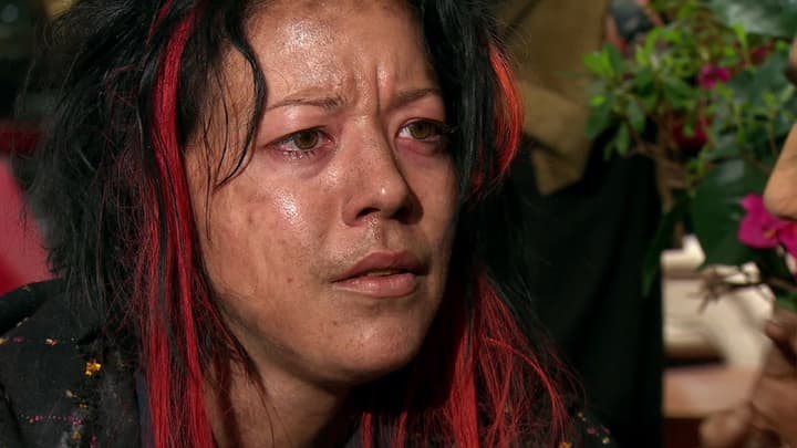 1. La actriz Fernanda Castillo protagonizó 'No todo lo que brilla es oro', donde interpretó a una cantante con cabello oscuro, corto y mechones rojos largos, que más tarde queda como indigente a causa de las drogas, por lo que la intérprete lució sucia y "sin maquillaje".