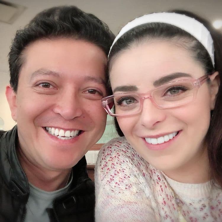 Durante una entrevista para Badabun, la estrella de telenovelas como ‘Atrévete a soñar’ destapó cómo surgió su amor por Bernal, a quien conoció gracias a su exnovio durante una noche de casino.