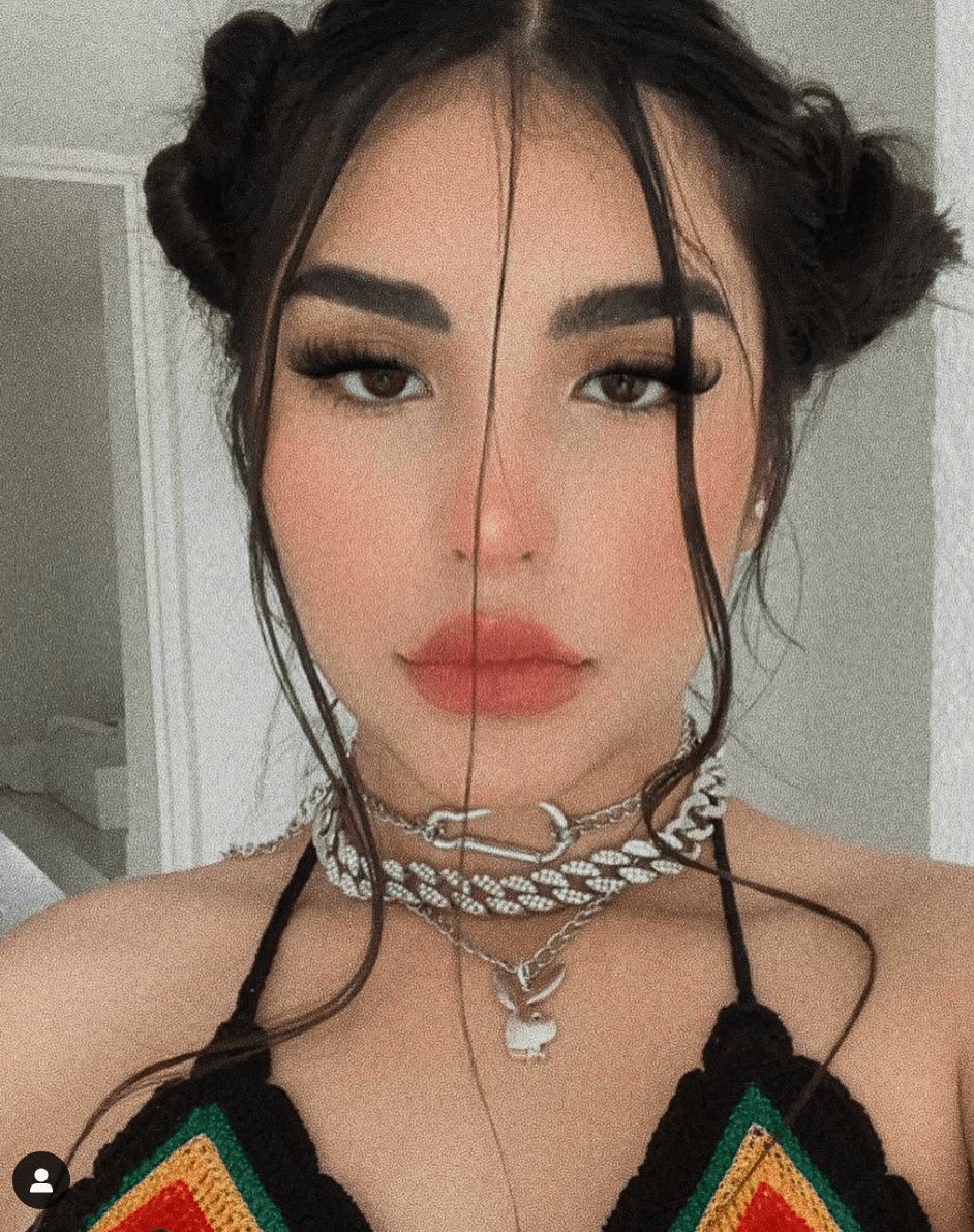 Si bien la joven no tiene una vida tan pública como la de su hermana, cada publicación que realiza en redes sociales registra miles de ‘me gusta’.