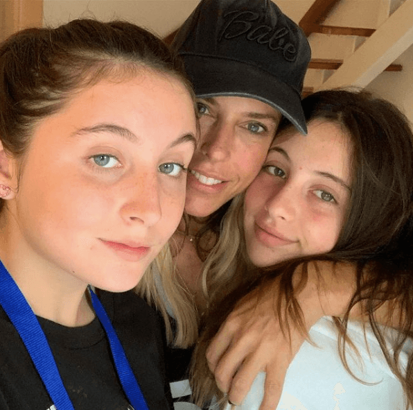 Mía, de 16, y Azul, de 13 años, constantemente aparecen en las redes sociales de sus famosos padres. Aún no está claro si desean perseguir una carrera en la actuación.