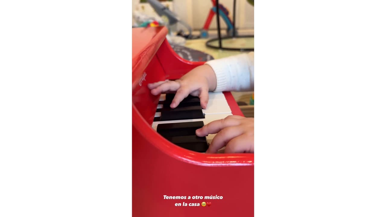 Hijo menor de Marc Anthony 'tocando' el piano.