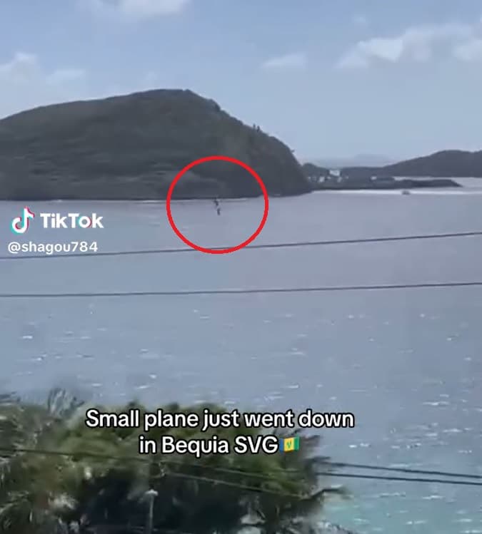 Momento en el que presuntamente la avioneta en la que viajaba el actor Christian Oliver va cayendo al mar.
