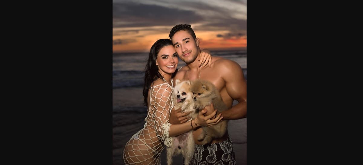 Livia Brito sostiene un tórrido romance con Mariano Martínez, a quien conoció cuando se convirtió en su entrenador personal. “Llevo 3 años con Mariano. Me siento muy feliz, muy contenta, muy a gusto, muy tranquila, muy relajada. Él no sabía quién era yo… Pasaron los meses y él ni enterado. Me gustaba que no sabía quién era yo”, comentó en Pinky Promise.