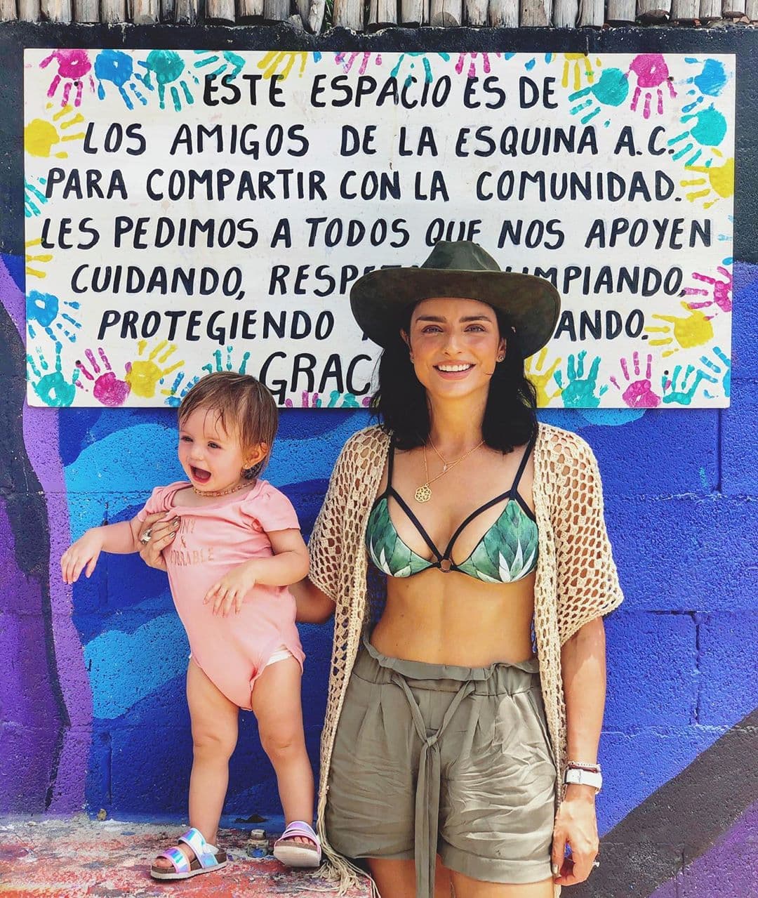 “Un año de ser tú mamá el año más lento y rápido de mi vida. Aunque siento que pasaron como 10 años de la Aislinn antes de embarazarme a la que soy hoy, es el año más maravilloso de mi vida sin duda (…) Te amo para siempre! Feliz cumpleaños mi princesa hermosa!”, precisó Aislinn Derbez.