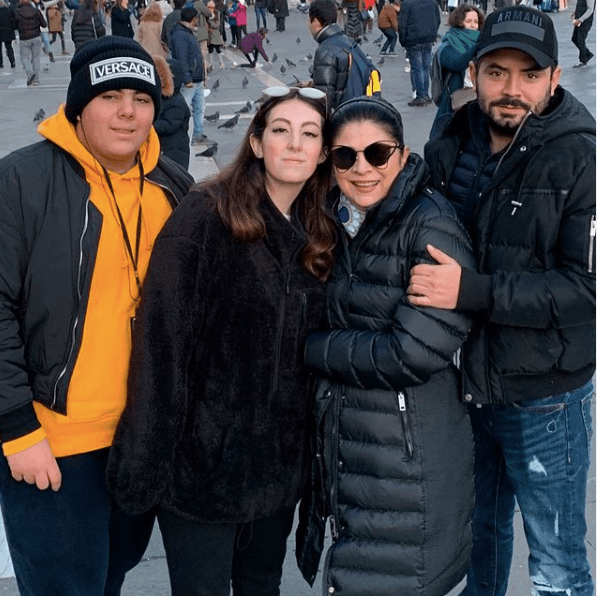 Y aunque existe una diferencia de 12 años entre José Eduardo y sus hermanos menores, la protagonista de 'Corona de Lágrimas' ha demostrado a través de sus redes sociales que sus tres hijos se llevan de maravilla.