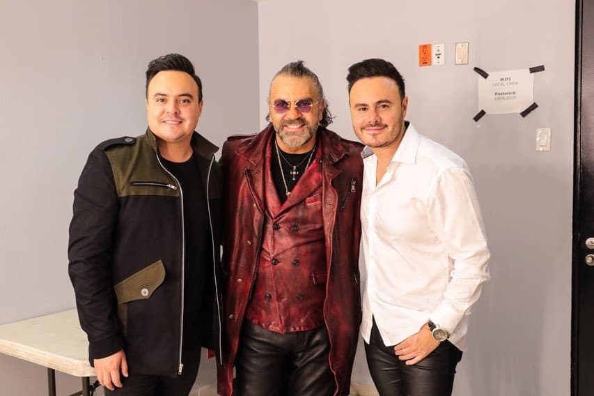 El pasado 22 de agosto, Manuel Mijares ofreció un concierto virtual, que por más de dos horas lo convirtió en tendencia en redes sociales y búsquedas de Internet, pues no solo lució un renovado outfit, sino que también se dejó ver con el cabello recogido en una pequeña cola de caballo.