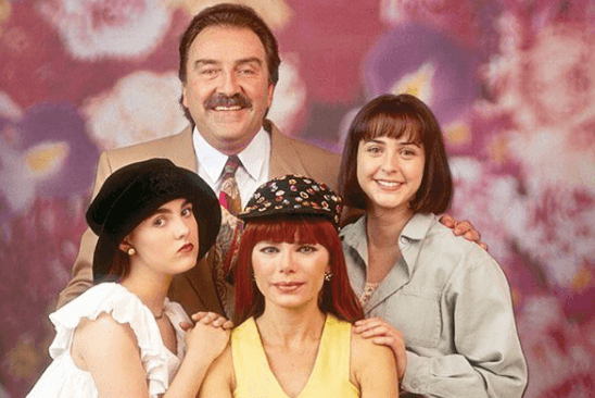 Marisol Mijares es una actriz mexicana, cuya trayectoria actoral se remonta a su adolescencia, donde comenzó a participar en telenovelas juveniles como 'Agujetas de color de rosa'.