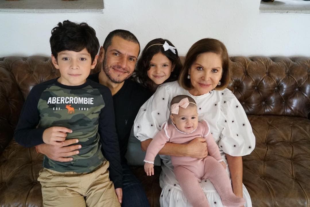 Ana Bertha Espín ('Doña Lorena') es madre del futbolista Jorge Lozano y una feliz abuela.