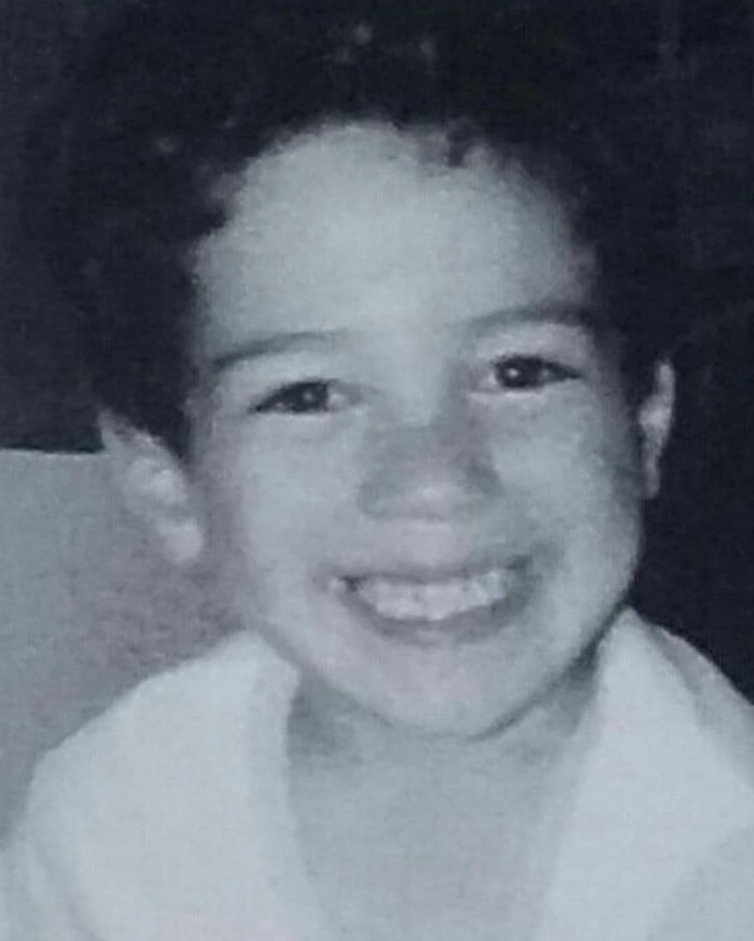 Alfonso Herrera, quien en 2016 se convirtió en papá, celebró el día con una foto en la que, según su descripción, fue tomada en 1990, cuando tenía 7 años de edad.